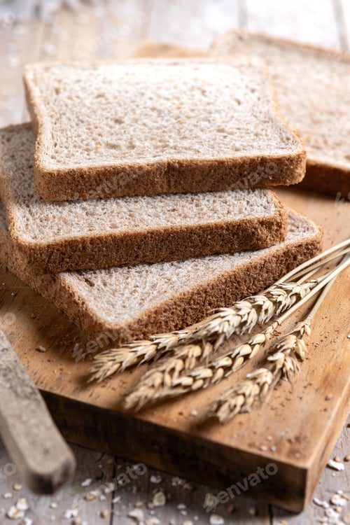 Preview: Wholemeal bread on wooden table