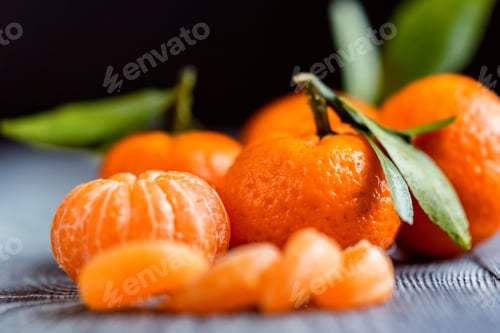 Preview: Mandarine orange or tangerine on wooden board