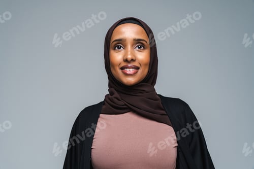 Preview: Beautiful arab middle-eastern woman with traditional abaya in studio