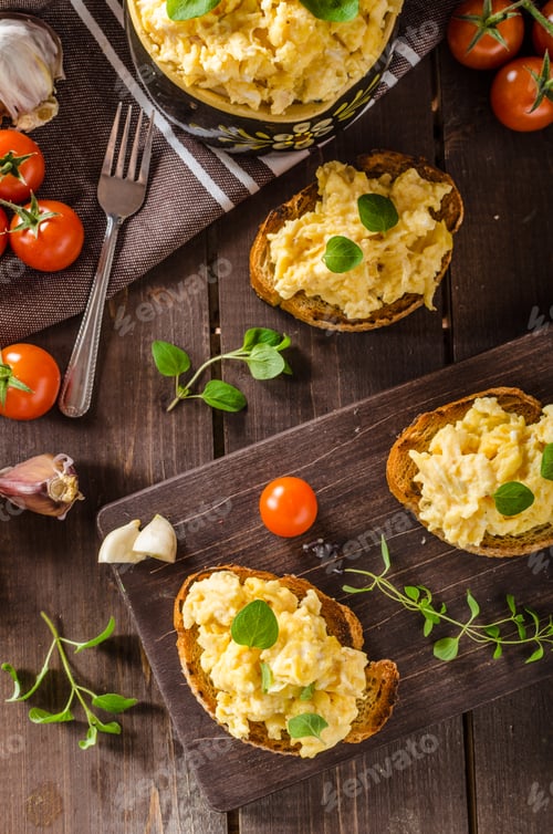 Preview: Scrambled eggs with herbs and garlic on toasted bread