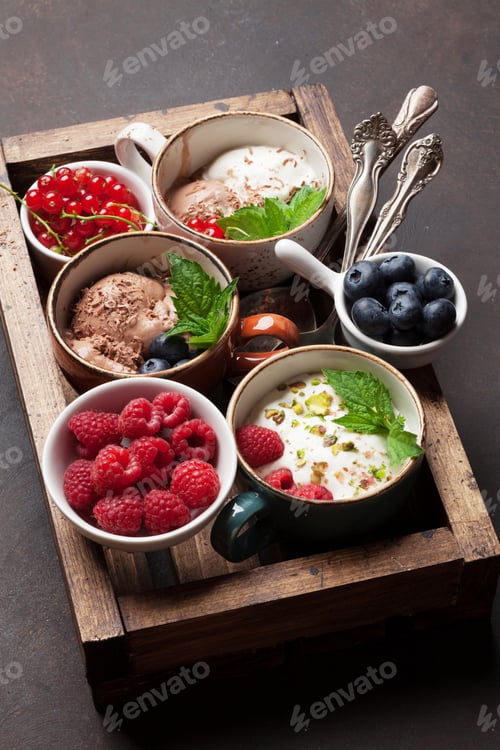 Preview: Ice cream with berries