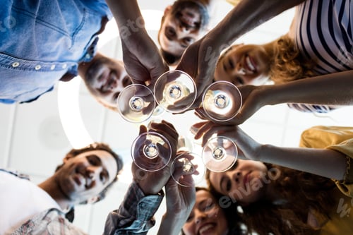 Visualização: Equipe de negócios criativos fazendo um brinde no aniversário da faculdade no escritório