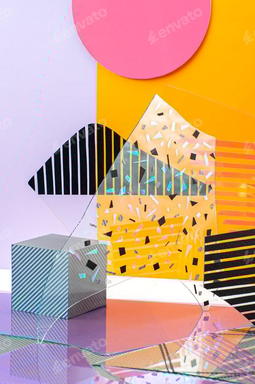 Visualização: Instalação criativa de óculos e formas multicoloridas.