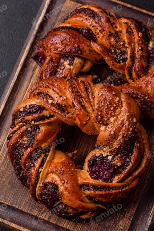 Preview: Delicious fresh baked bun with poppy seeds and berries