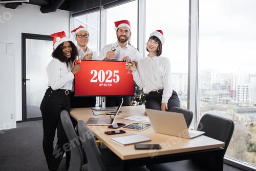 Visualização: Equipe diversificada e feliz e bem-sucedida em chapéus de Papai Noel de trabalhadores masculinos e femininos