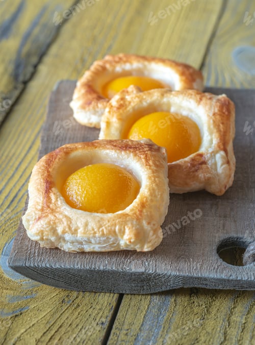 Preview: Puff pastry with canned peaches