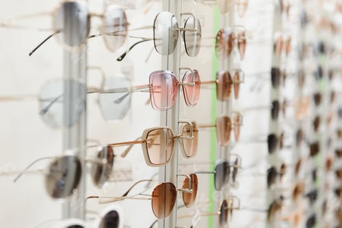 Preview: fashionable sunglasses on the shop shelf.