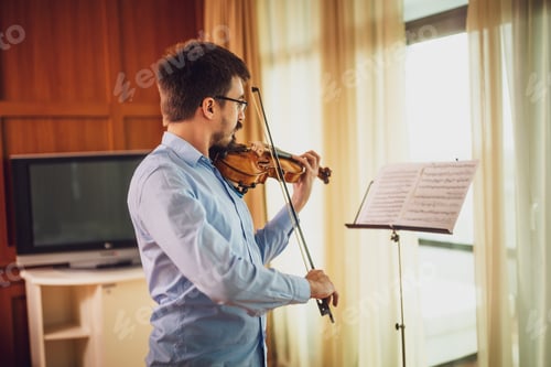 Preview: Violinist