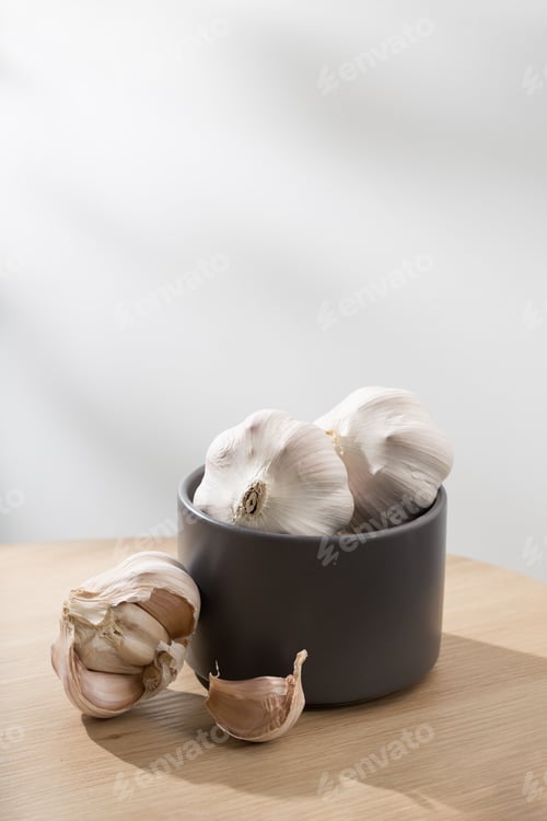 Preview: Garlic in gray bowl on wooden table