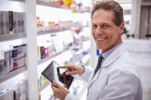 Preview: Handsome pharmacist working
