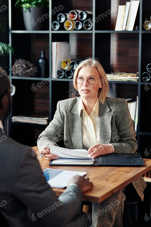 Preview: Woman having a meeting with her colleague