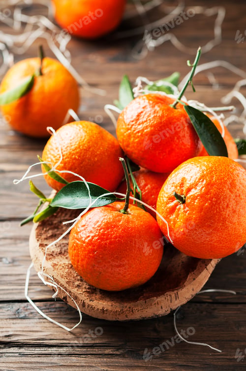 Preview: Sweet italian mandarins on the wooden table