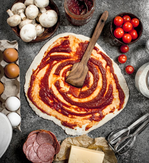 Preview: Roll up dough with tomato sauce and various ingredients.