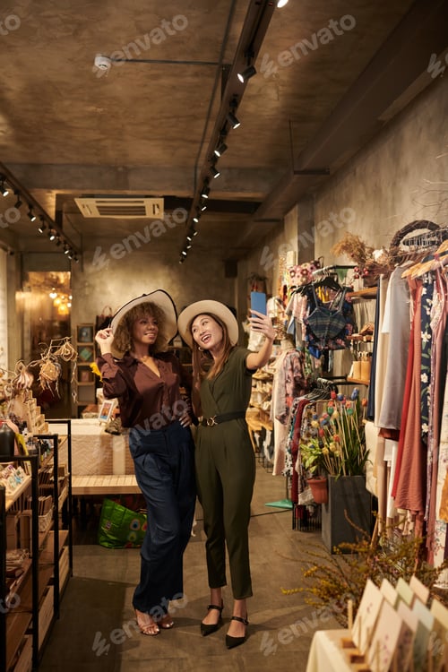 Preview: Women Taking Selfie in Straw Hats