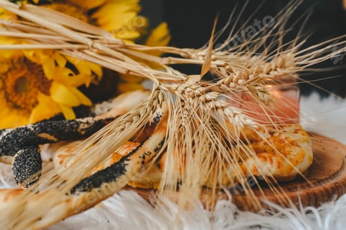 Preview: Slices of finest organic bread decorated with natural cereals and sunflowers seeds.