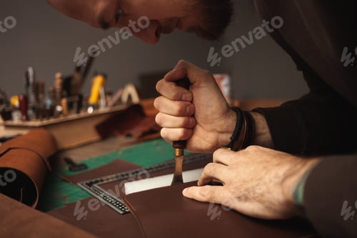 Preview: Craftsman Creates Leather Goods in Studio