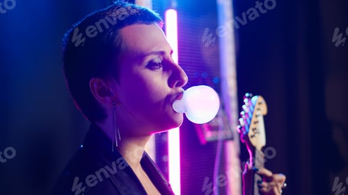 Preview: Cool grunge artist blowing bubbles with bubble gum flavor in studio
