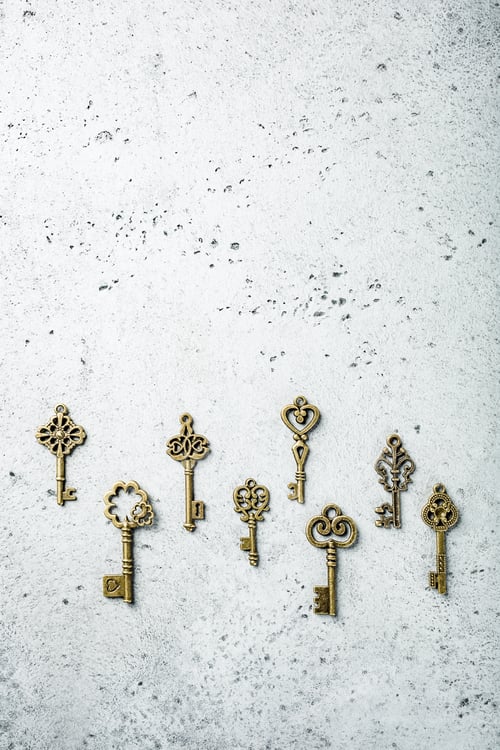 Preview: Overhead shoot of many different old keys