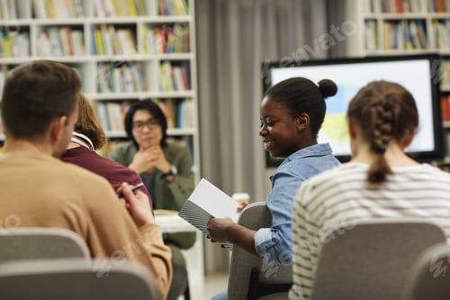 Preview: Woman consulting with colleagues