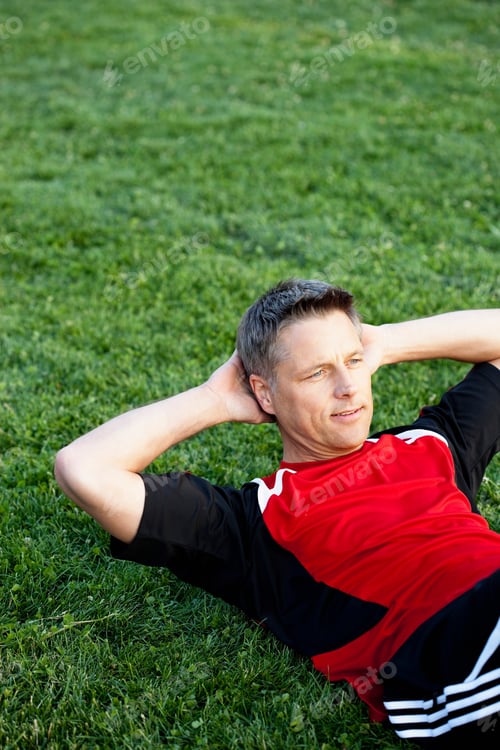 Vorschau: Fußballspieler macht Sit-Ups