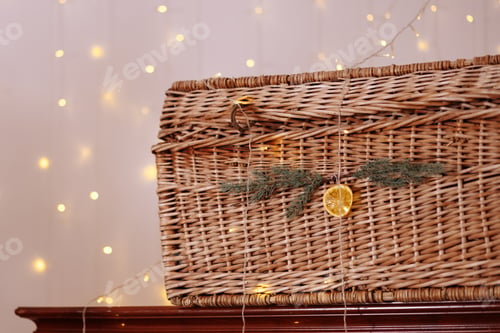 Preview: Wicker basket and garlands