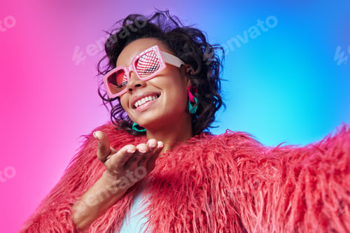 Preview: Beautiful African woman in trendy clothes making selfie and blowing a kiss