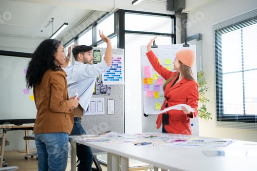 Preview: Multiethnic young business people working together in modern office, Collaborate to designing an app