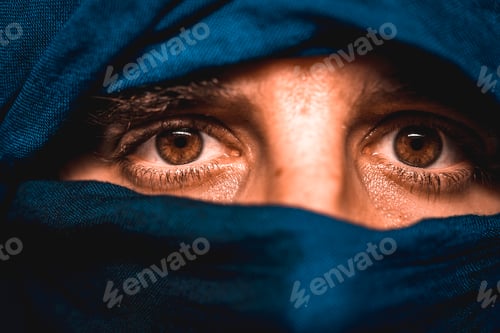 Preview: Look that simulates a blue cloth covered Berber in the desert of Merzouga in Morocco