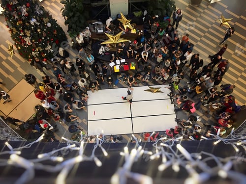 Preview: Crowd in shopping mall seen from above