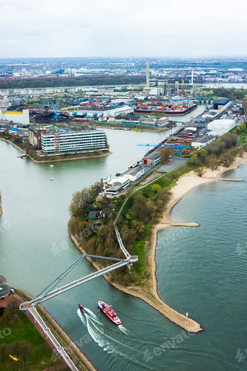 Preview: Wide angle picture of river Rhine, Duesseldorf. Seen from the te