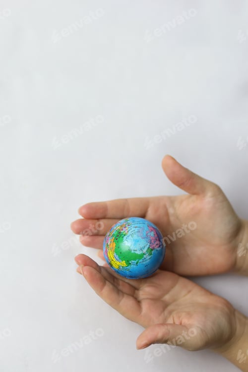 Preview: Miniature globe in the palms of your hands
