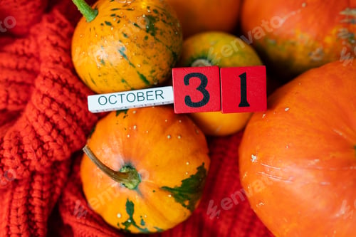 Preview: Wooden cube calendar showing October 31st Halloween preparing pumpkins for carving. Holiday