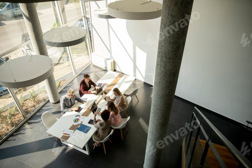Preview: Multiethnic business people working together in the office