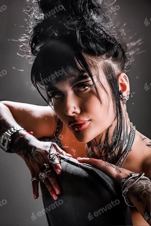 Preview: Beautiful Portrait of Young & Elegant Woman Posing