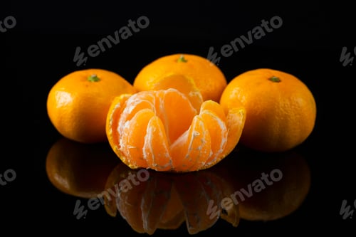 Preview: Tangerines on Black Background with Reflection