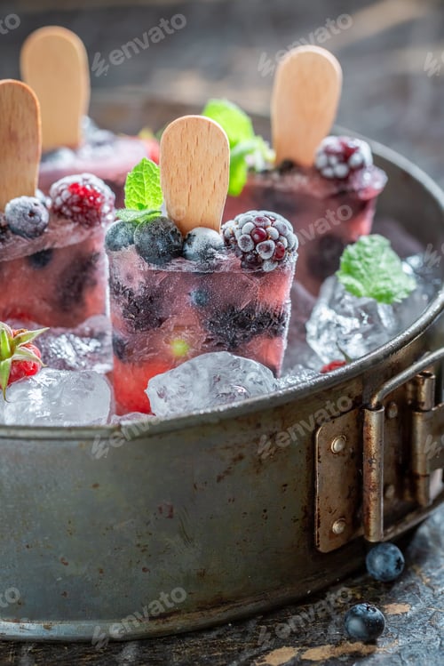 Preview: Fresh and tasty berry fruits ice cream on cold ice.