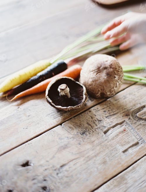 Preview: A domestic kitchen table with fresh vegetables.