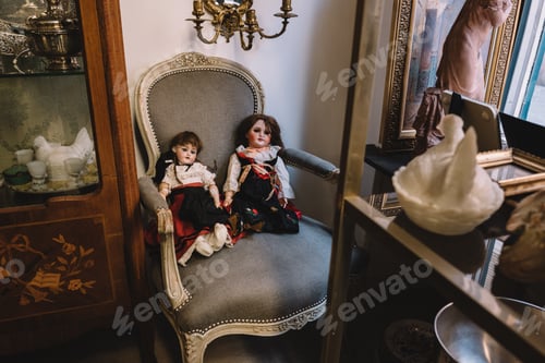 Preview: Vintage dolls in the store