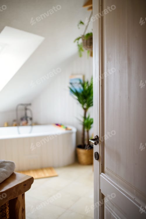 Visualização: Interior de um aconchegante banheiro branco em casa, porta aberta