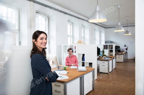 Visualização: Retrato de mulher sorridente e homem no escritório