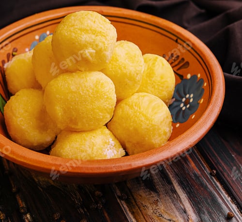 Preview: cheese balls with garlic inside in bowl