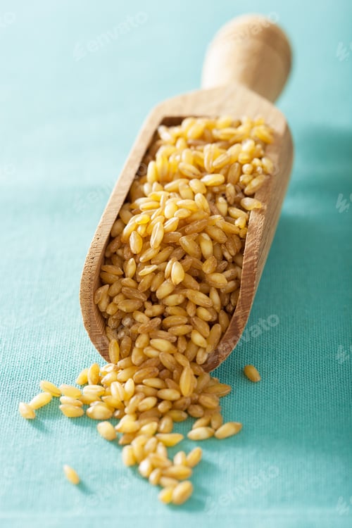 Preview: raw bulgur in a scoop