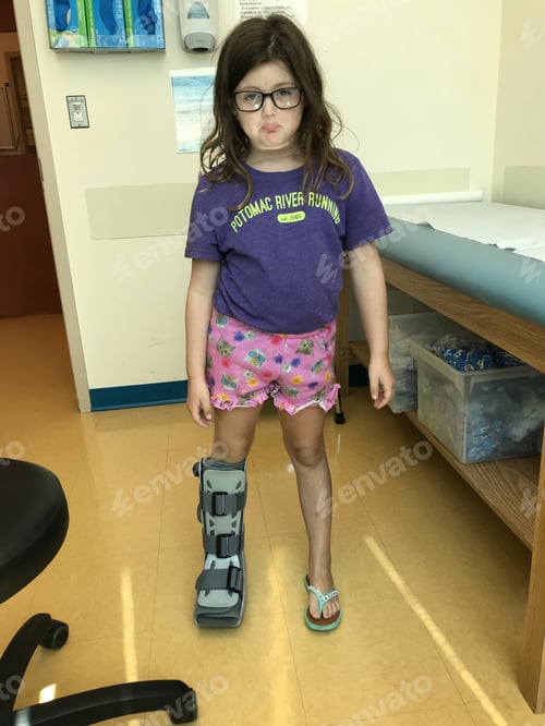 Preview: Girl at doctor