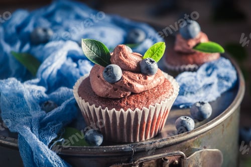 Preview: Delicious Cupcakes with Blueberries and Sweet Cream