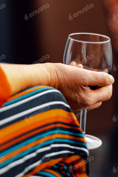 Preview: Person holding a wineglass