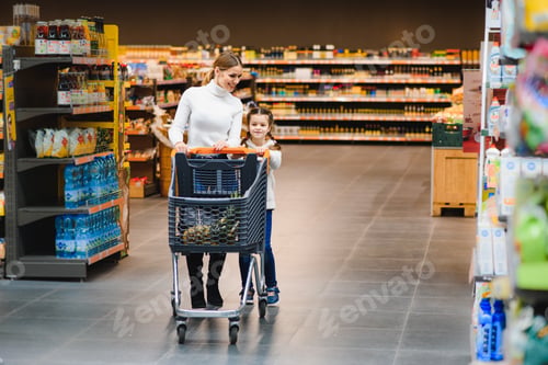 Preview: Mother with daughter at a grocery store
