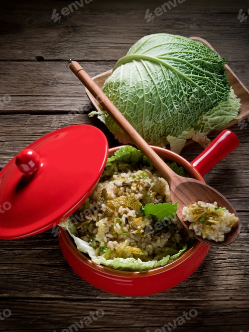 Preview: risotto with savoy cabbage in red casserole
