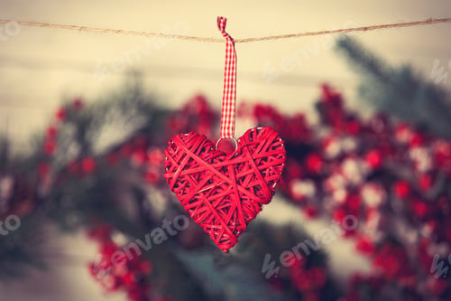 Preview: Heart shape toy hanging on the thread