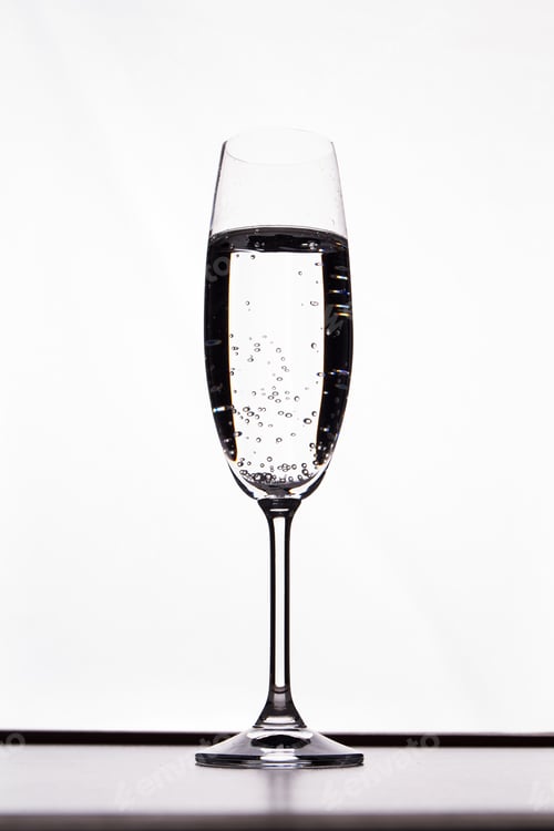 Preview: Glass of transparent alcoholic cocktail in a glass cup.