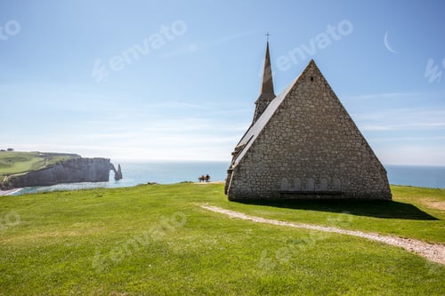 Preview: Landscape view on the rocky coastline in Etretat